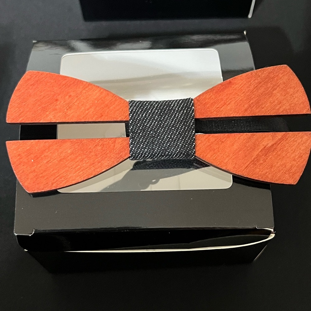 FESTIVAL SALE - 
Elegant Wooden Bow Tie - Red and Black
